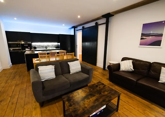 The Eden Warehouse - Pink Apartment