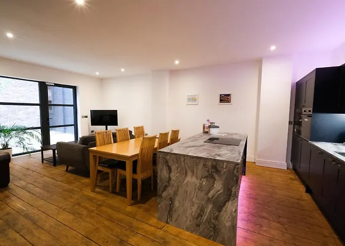 The Eden Warehouse - Pink Apartment